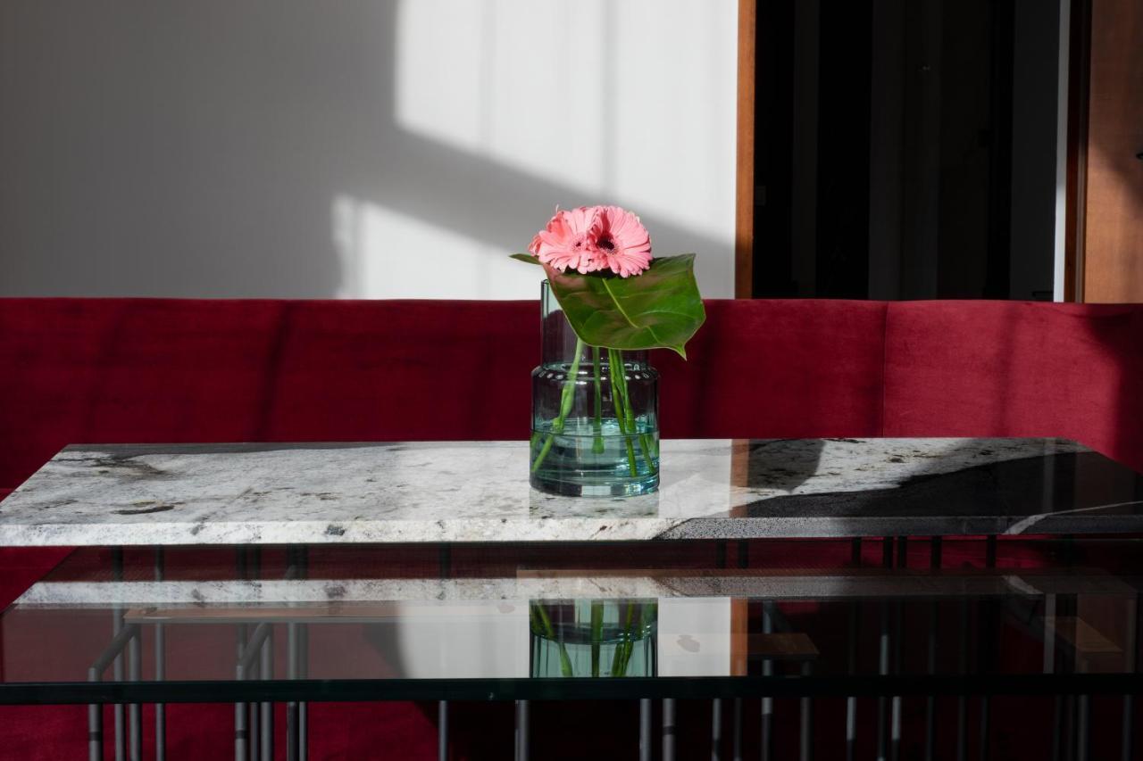 Hotel Monopol Wrocław Kültér fotó A table with a flower vase