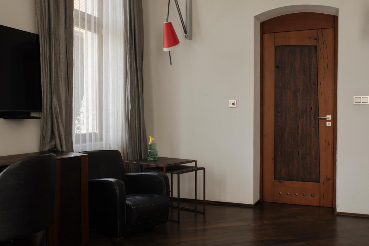 Hotel Monopol Wrocław Kültér fotó A door with a frosted glass panel