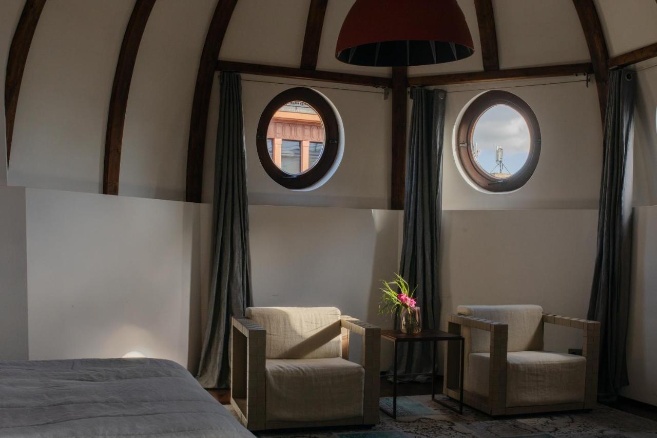 Hotel Monopol Wrocław Kültér fotó A room at the hotel