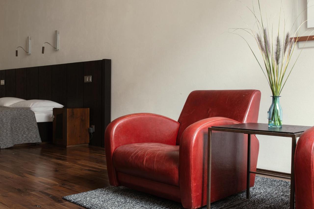 Hotel Monopol Wrocław Kültér fotó A leather chair