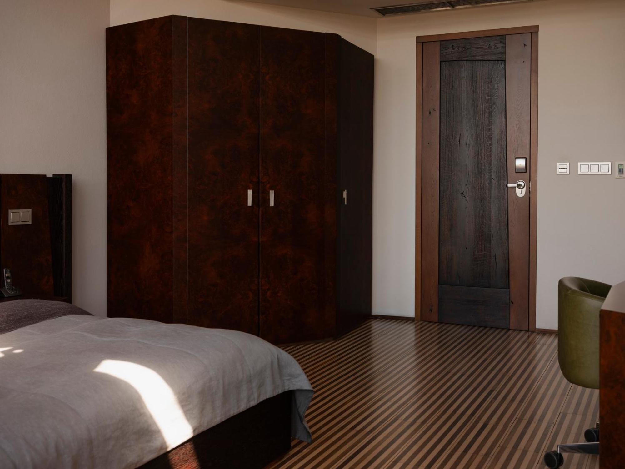 Hotel Monopol Wrocław Kültér fotó A bedroom with a wardrobe